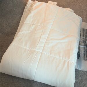 White Ienjoy twin comforter